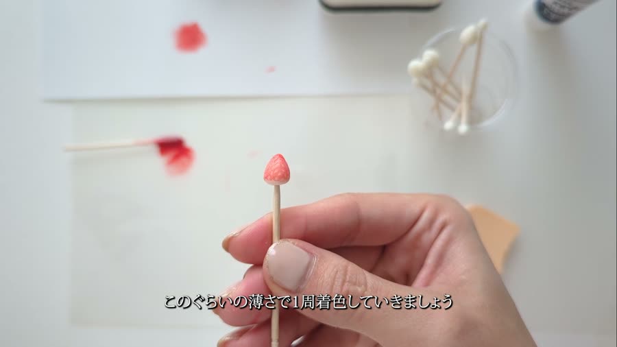 スポンジでいちごシロップをのせる